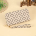 Beige florale lange Clutch-Brieftasche mit Doppelreißverschluss und Handschlaufe - Beige Dunkelbraune Blütenblätter