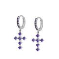 Dettaglio degli orecchini a croce in argento S925 con scintillanti pietre viola - Argento Viola