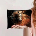 Detail van canvas etui met paardenprint in de hand gehouden tegen een effen achtergrond - Galopperend zwart paard (jiayingpbb0174)