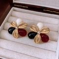 Vue macro détaillée de boucles d'oreilles fleurs vintage avec perles et zircone en boîte - Tige en Argent-Or-Multicolore-Fleur