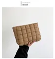 Détail d'un sac à main en coton matelassé marron avec un design carré classique - Fauve