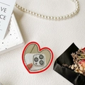 Dettaglio del supporto specchio a cuore rosso con testo bianco su cover trasparente - Supporto Bianco - Specchio Inglese - Cuore Rosso