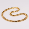 Collana a catena cubana in acciaio inossidabile dorato lucido con chiusura su sfondo bianco - Collana d'Oro (10mm/60cm)
