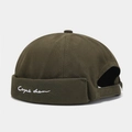 Détail du bonnet docker vert armée avec broderie blanche Carpe Diem sur sergé de coton - Vert Militaire
