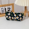 Schwarze Stofftasche mit weißen Gänseblümchen-Stickereien und kompaktem Blumenmuster - Federmappe / Schwarz