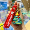 Détail d'un porte-clés sapin de Noël festif avec sangle rouge et détails colorés vibrants - Sapin de Noël