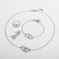 Dettaglio di un set di gioielli a cuore in argento con collana, bracciale, anello e orecchini - Set da 4 pezzi / Argento