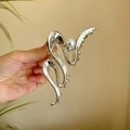 Pinza para el pelo plateada con diseño de serpiente abstracto y detalle de perla - Plateado