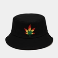 Détail de la broderie de feuille rouge, jaune et verte sur le chapeau bob en toile noire - Noir