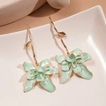 Détail des boucles d'oreilles fleurs en émail vert menthe sur plateau céramique - Tige en argent 925 / Vert