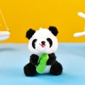 Primer plano de un lindo llavero de panda de peluche con una pequeña caña de bambú - Panda de Bambú (Estilo Cadena de Bolas) / 12cm (Cadena de Bolas)