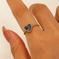 Bague ouverte dorée minimaliste avec cœur en émail noir et anneau à texture spirale - Style Cool Cœur Noir (4715)