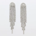 Elegante silberne Quastenohrringe mit funkelnden weißen Kristallen für glamouröse Partys - Abgerundete Ecken / Silber