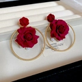 Detalle de pendientes vintage de rosa roja en tela con aros dorados y perlas - Rojo