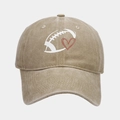 Detalle de gorra de béisbol vintage caqui con estampado de corazón y costuras finas - Ajustable / Caqui