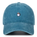 Dettaglio del ricamo di una tazza di caffè su un cappellino da baseball in cotone lavato blu - Blu Lago