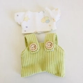 Weißes T-Shirt und hellgrüne Cord-Latzhose für 17cm Plüschpuppen Anhänger Bekleidung - Geeignet für 17cm Anhänger / Elefanten-T-Shirt + Grüne Knopflatzhose