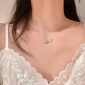Collana elegante in titanio argento con perla blu chiaro e cristalli su una modella - Argento - Stile Stella Marina Zircone Blu