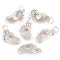 Lot de 6 breloques pieds en cuivre argenté avec cristaux brillants et cœur découpé - Empreinte White Gold Plated / 1 pièce