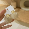 Boucles d'oreilles carrées dorées avec pompons en peluche beige sur carte de marque - Relief Carré Boule de Poils Beige (2438)