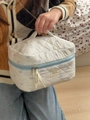 Dettaglio della borsa cosmetica in cotone trapuntato con fiocchi blu e nastri decorati - Borsa Cosmetica Grande Capacità a Mano