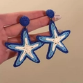 Dettaglio degli orecchini a stella marina intrecciati a mano in blu e bianco - 2# Perno in Acciaio Stile Stella Marina Intrecciata Blu