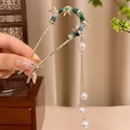 Pic à cheveux style bambou avec touches vert émeraude, pompons dorés et perles - Joint de Bambou Vintage Gland de Perle en Forme de U (7)
