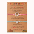 Dettaglio dei braccialetti rosa e blu per la scuola con carta con poesia emotiva - Rosa + Blu