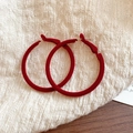 Retro rode geflokte oversized creolen met zilveren naald op gebreide achtergrond - Rood