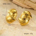 Detalle de pendientes de acero dorado de 2,7 cm con textura martillada y forma irregular - Pendientes de Botón de Onda Martillada Dorada