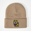 Gros plan détaillé d'un bonnet en maille kaki avec broderie Shiba Inu et texture douce - Kaki