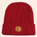 Detailansicht der roten Strickmütze mit einem Sonne-Mond-Sticklogo-Detail - Rot