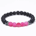 Detailansicht der 8mm Lavastein-Perlen und rosa Kristallperlen auf einem Perlenarmband - Rosa Riss (Stil-08)