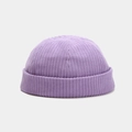 Primer plano del gorro docker de pana morada con textura acanalada y borde enrollado - Ajustable / Violeta Claro