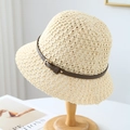 Dettaglio del cappello da sole all'uncinetto con trama traforata e cinturino in pelle - Taglia unica(56-58cm) / Beige