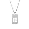 Détail d'une chaîne box en acier inoxydable argenté avec pendentif géométrique ajouré - Lettre E