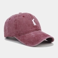 Detalle del bordado de conejo blanco en gorra de béisbol de algodón lavado burdeos - Ajustable / Burdeos