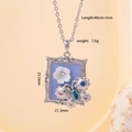 Collana a farfalla in argento con ciondolo floreale dipinto a olio in viola e blu - Fiore Quadrato / Argento