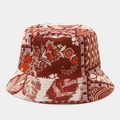 Dettaglio della stampa floreale vintage e delle cuciture sul cappello a secchiello in cotone - Totem Vintage a Blocchi di Colore Rosso-Marrone (Colore #13)