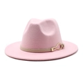 Détail d'un chapeau fedora en laine rose avec ruban en cuir marron et boucle dorée - Rose