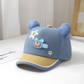 Dettaglio di un cappellino da neonato con orecchie da orso 3D e stemma Nice - 48cm (6M-2A) / Blu