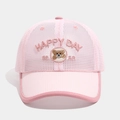 Detail van roze mesh honkbalpet voor kinderen met beerborduursel en HAPPY DAY tekst - 50-52CM / Roze