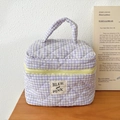 Dettaglio di un beauty case trapuntato a quadretti color bacca in cotone con zip gialla - Gingham Viola (Cerniera Gialla)