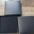 Quadratische schwarze Schmuckschachtel mit Rautenmuster und Schaumstoffeinlage - 8.5x8.5x2.5cm / Schwarz Diamant Geprägt