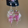 Nahaufnahme von Bohemian-Quastenohrringen mit rosa Perlen und funkelnden Kristallen - 925 Sterling Silber Ohrstecker - Rosa