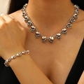 Gothic schedel ketting en armband set in vintage zilveren stijl getoond op model - Antiek Zilver Halsketting en 15-Sectie Armband