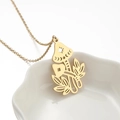 Collar con colgante de hongo dorado con diseño de estrella y luna en un plato de cerámica - Dorado