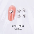 Charm tartaruga d'argento per nail art 6,5x7mm su manicure rosa mostrato in dettaglio - Stile Tartaruga Argento (8933)