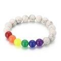 Handgemaakte kralenarmband van witte turkooissteen met regenboog chakra accenten - Elastisch Koord / Wit Marmer 7 Chakra's Stijl (KB161257)