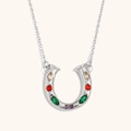 Collana con ciondolo a ferro di cavallo argento e gemme colorate su sfondo neutro - Argento